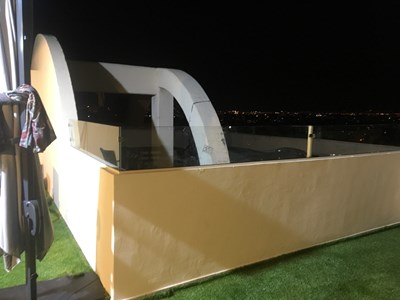 הגבהת מעקה זכוכית